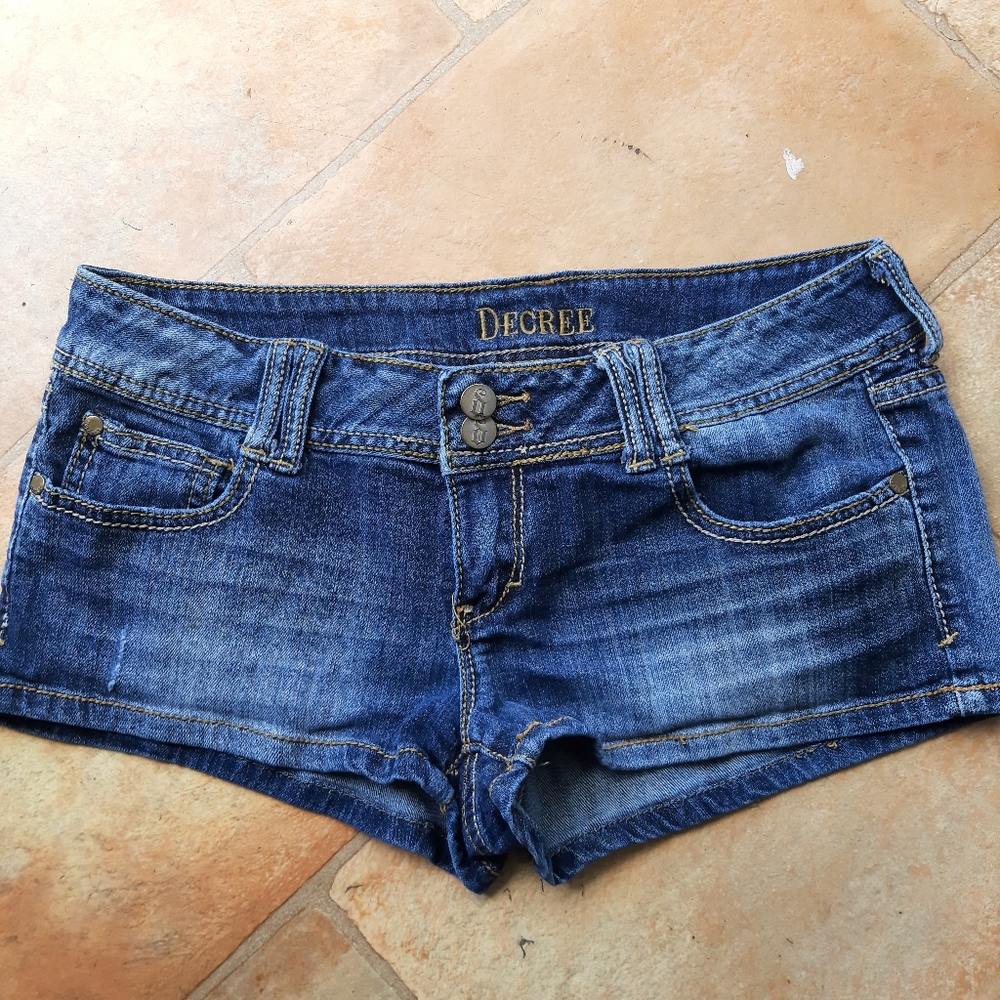 Decree shorts size 7